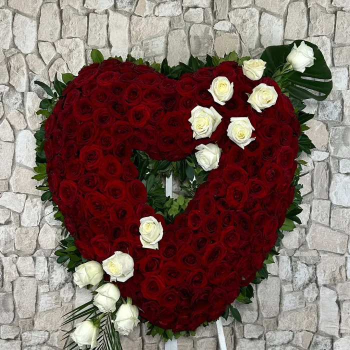 Corona funeraria corazón rosas rojas