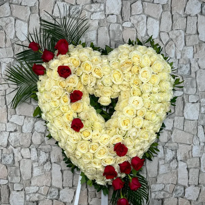 Corazón funerario de rosas blancas